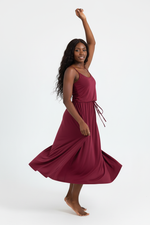 Robe Midi Bretelles Col Rond Taille Cordonnée avec Fente | Silhouette-Chic