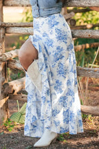 Gros plan sur les détails dentelle et volants de la jupe midi BLACK-COAT - observez la délicatesse de la dentelle qui ajoute touche romantique raffinée, la superposition des volants qui crée dimension sculpturale, la qualité du tissu polyester opaque - là où artisanat délicat rencontre design premium accessible
