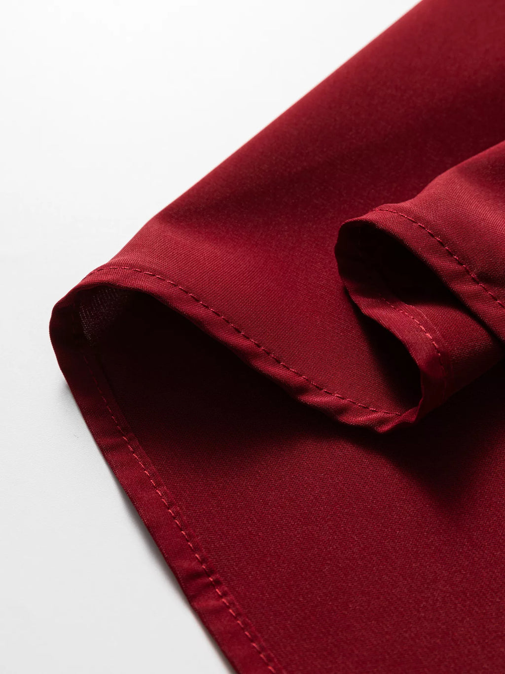 Robe mini maille côtelée col volant - vue finale illustrant l'élégance romantique et moderne - Silhouette-chic
