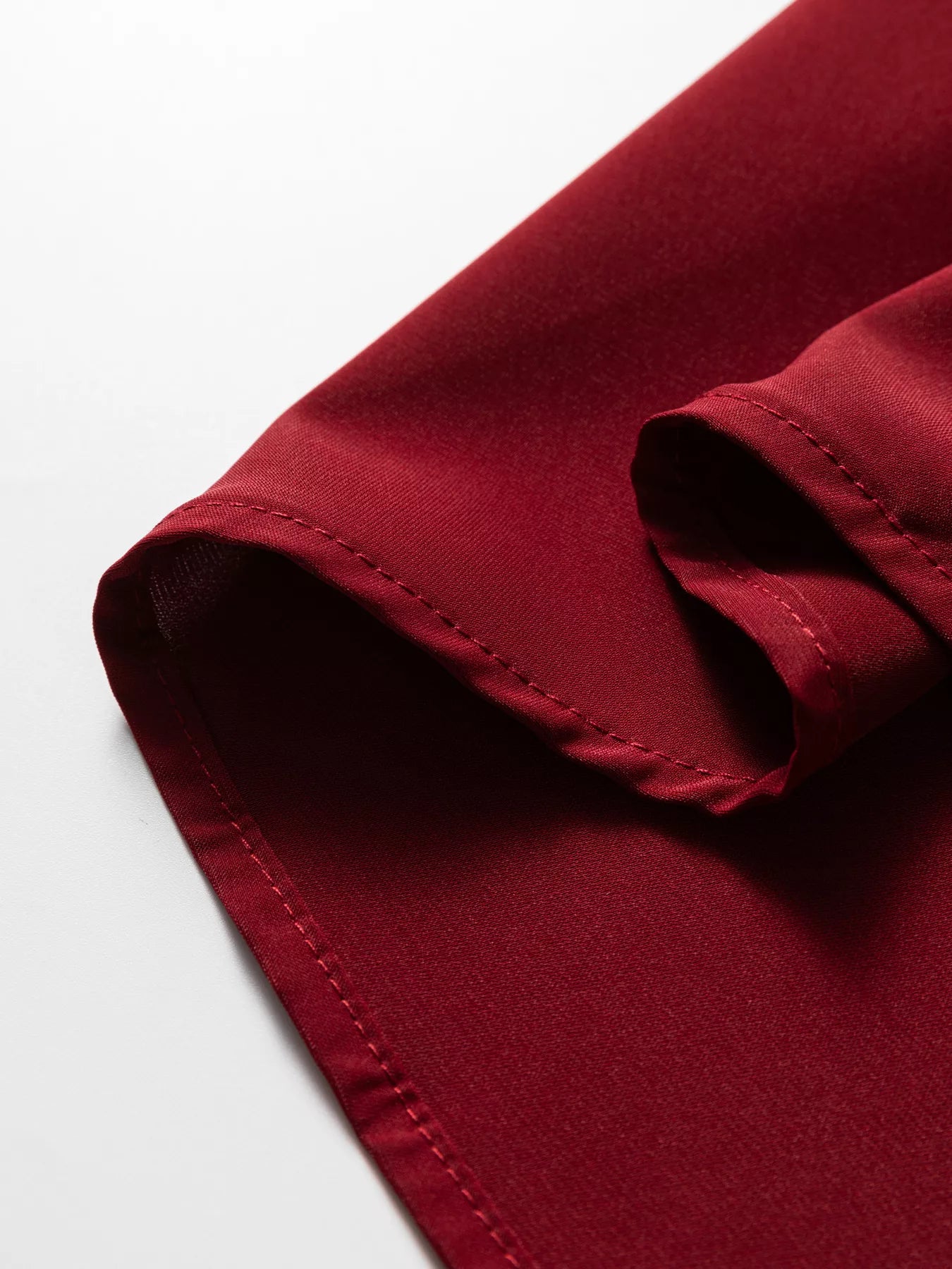 Robe mini maille côtelée col volant - vue finale illustrant l'élégance romantique et moderne - Silhouette-chic
