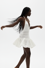 Mini Robe Crochet Halter Col en V - Charme Estival | Silhouette-Chic