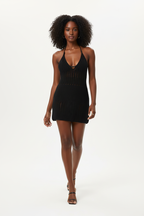 Mini robe crochet halter noir avec décolleté V profond, dos nu et bretelles ornées de perles - vue de face complète montrant la teinte noir profond sophistiqué, le motif crochet ajouré légèrement extensible, et le décolleté V profond qui sublime la silhouette féminine - Mannequin en mouvement dynamique sur fond blanc studio - Collection mode féminine accessible premium Black-Coat