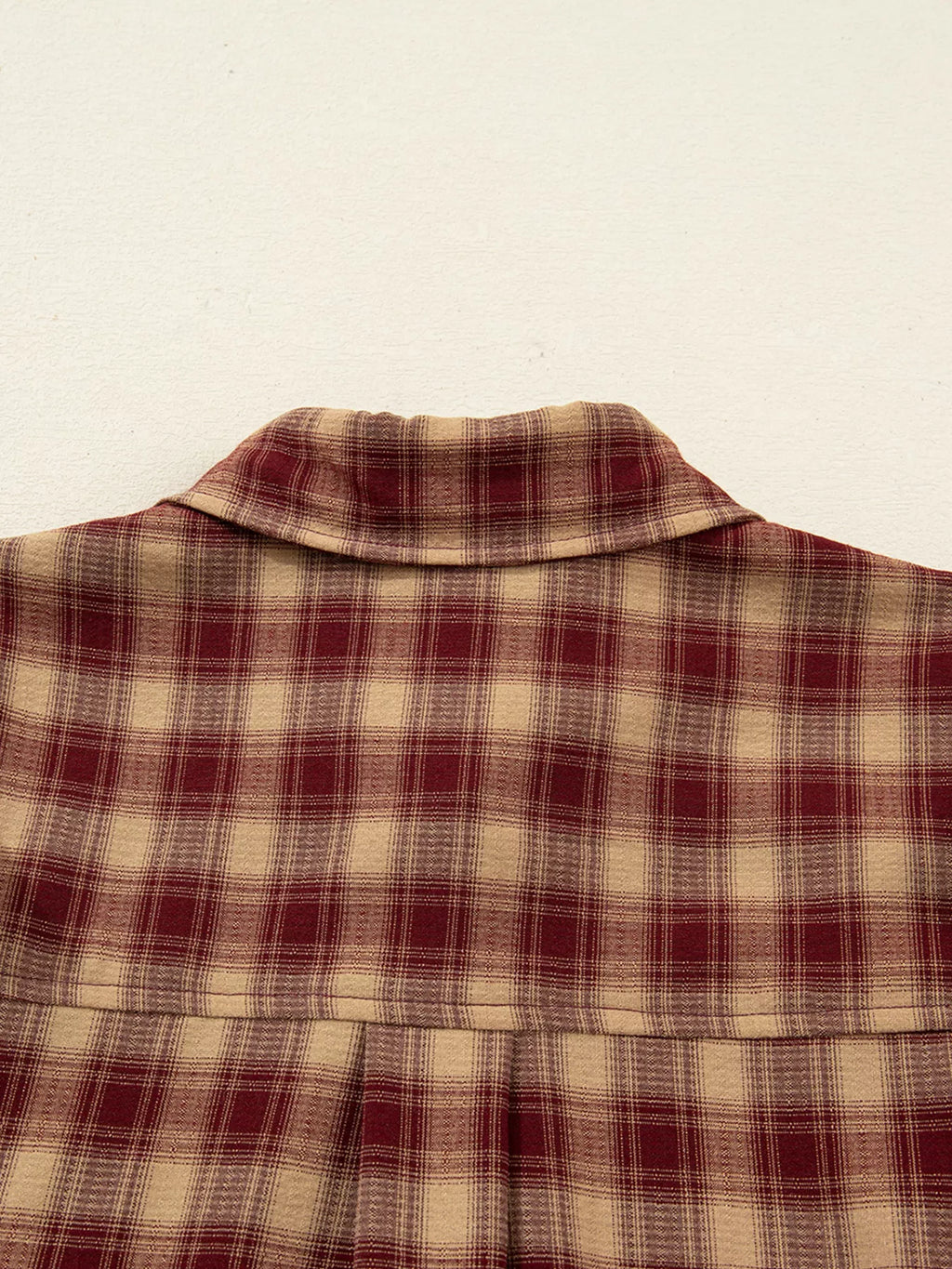 Détail de l'ourlet patchwork à volants de la robe chemise Black-Coat - vue rapprochée révélant la finition sophistiquée et le travail de couture premium de cette collection accessible
