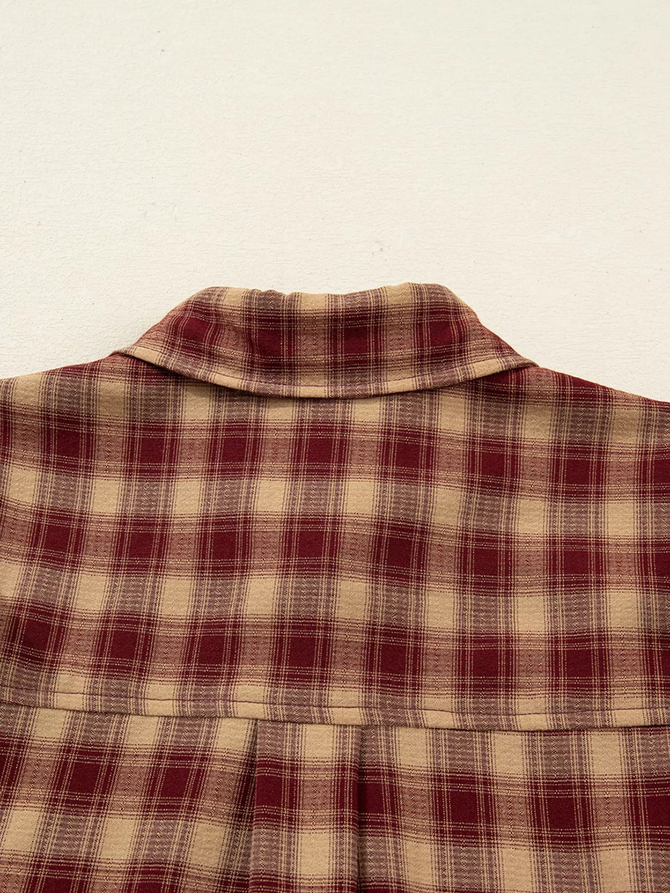 Détail de l'ourlet patchwork à volants de la robe chemise Black-Coat - vue rapprochée révélant la finition sophistiquée et le travail de couture premium de cette collection accessible
