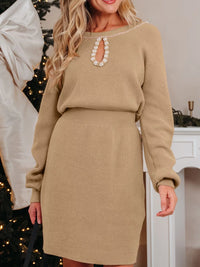 Geripptes, perlenbesetztes Strickkleid – eleganter Schlüssellochausschnitt
