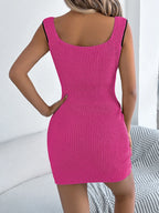 Robe pull bordures contrastées - vue de dos détaillant la longueur mini dynamique et l'harmonie des bordures contrastées - BLACK-COAT
