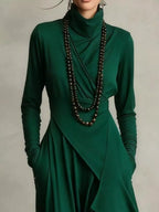 Robe col roulé ourlet irrégulier - vue rapprochée de l'ourlet asymétrique créant un mouvement captivant et une silhouette architecturale distinctive - BLACK-COAT