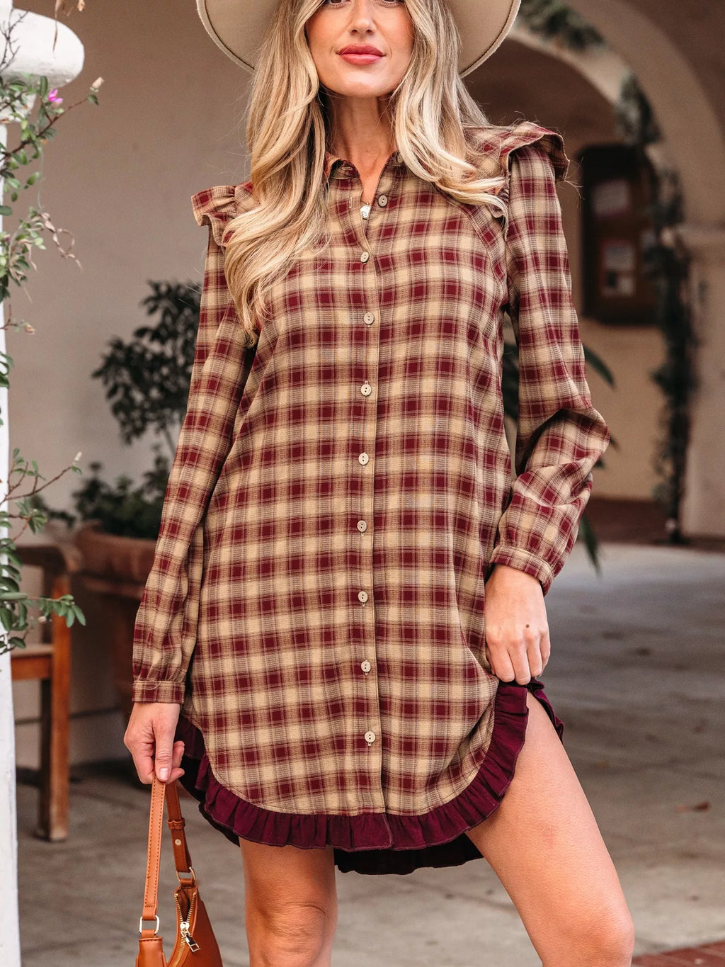 Robe chemise mini à carreaux avec volants et manches longues - vue de face montrant le motif tartan élégant et les détails boutonnés sur toute la longueur, collection Black-Coat mode féminine accessible

