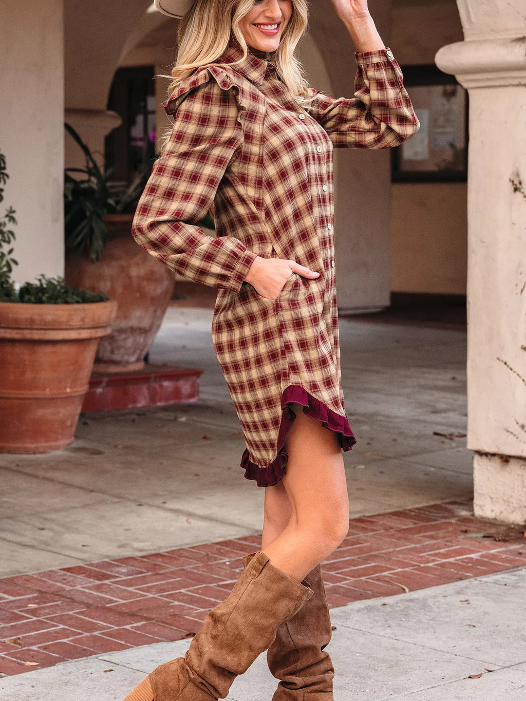 Robe chemise à carreaux Black-Coat - vue de profil révélant la coupe ajustée, l'ourlet patchwork à volants et la silhouette mini flatteuse pour un style chic abordable
