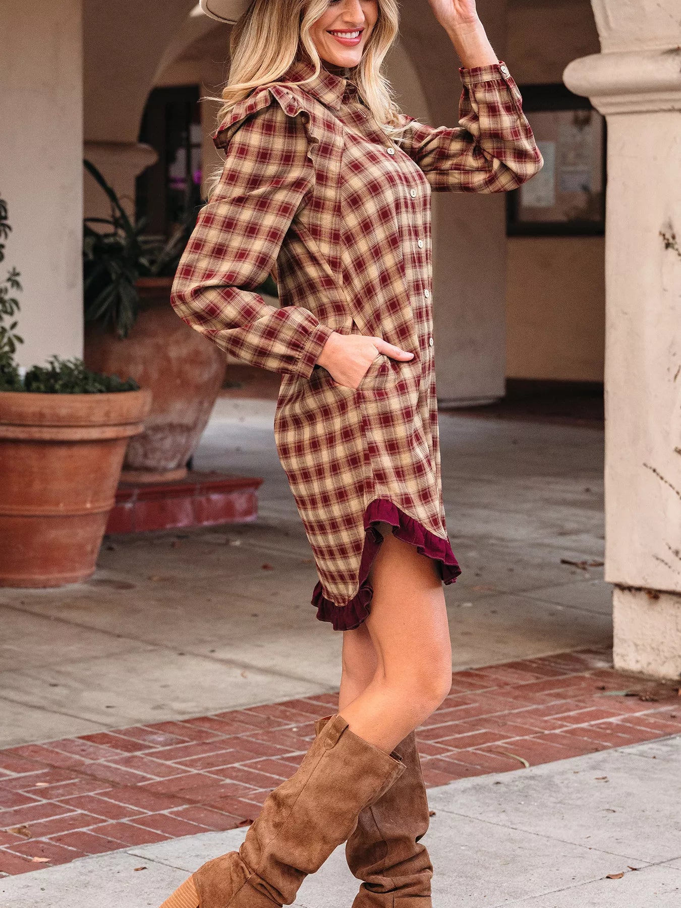 Robe chemise à carreaux Black-Coat - vue de profil révélant la coupe ajustée, l'ourlet patchwork à volants et la silhouette mini flatteuse pour un style chic abordable
