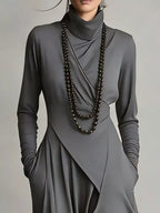 Robe col roulé ourlet irrégulier - vue rapprochée de l'ourlet asymétrique créant un mouvement captivant et une silhouette architecturale distinctive - BLACK-COAT