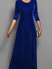 Samtkleid mit langen Ärmeln und ausgestelltem Schnitt – Weicher Luxus für den Winter