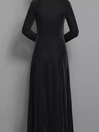 Samtkleid mit langen Ärmeln und ausgestelltem Schnitt – Weicher Luxus für den Winter