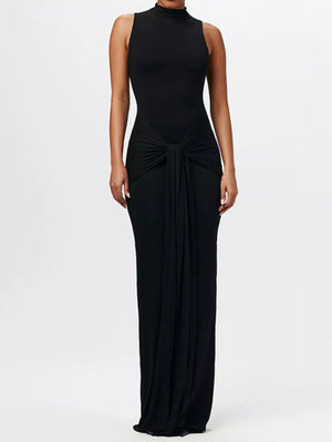 Ärmelloses Maxikleid mit hohem Kragen und Bindeband vorne – Sommerliche Eleganz