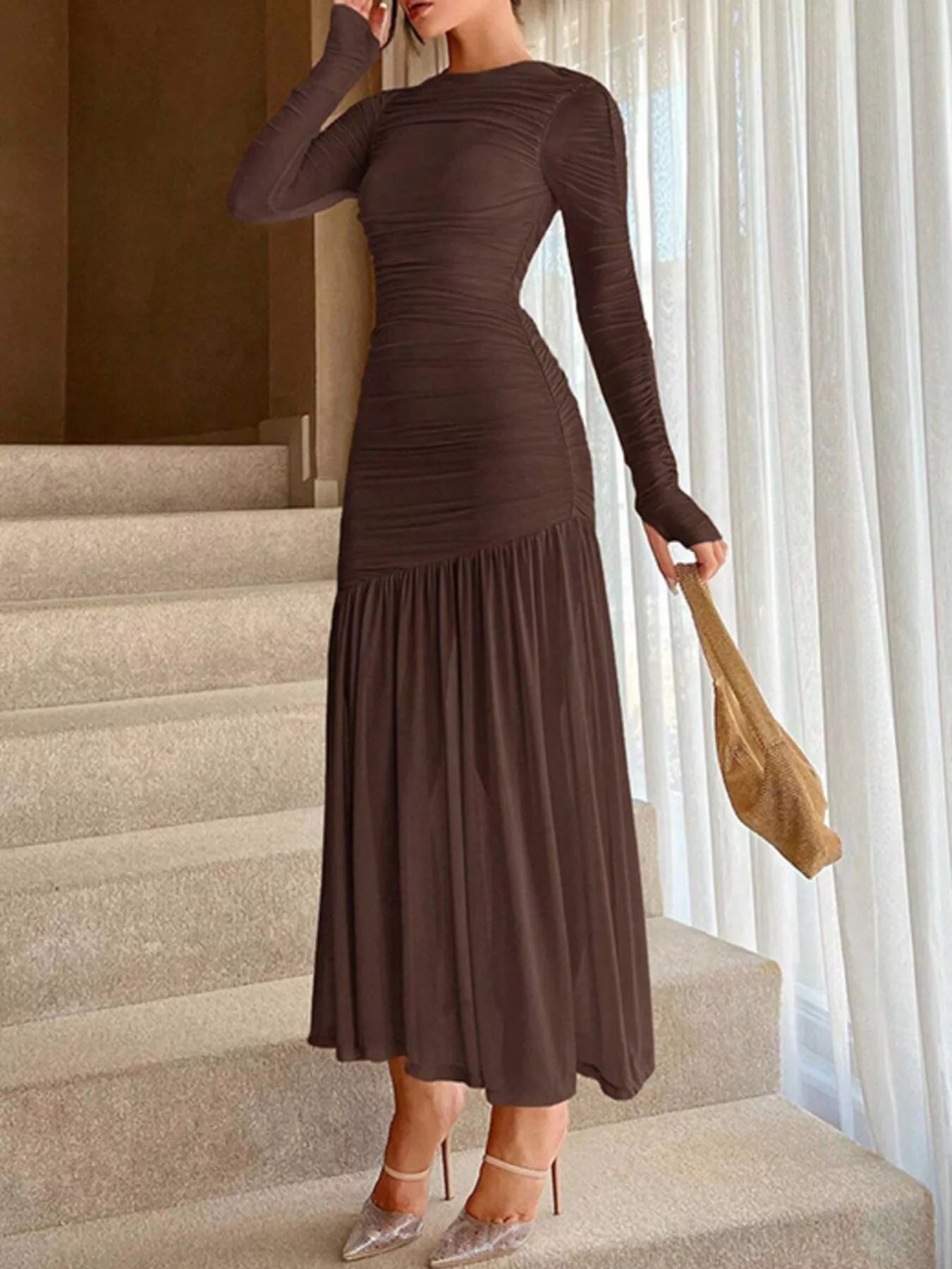 Détail froncé de la robe bodycon BLACK-COAT - gros plan sur les détails froncés stratégiques, montrant la qualité du tissu polyester-élasthanne et la finition sophistiquée qui sculpte et flatte la silhouette
