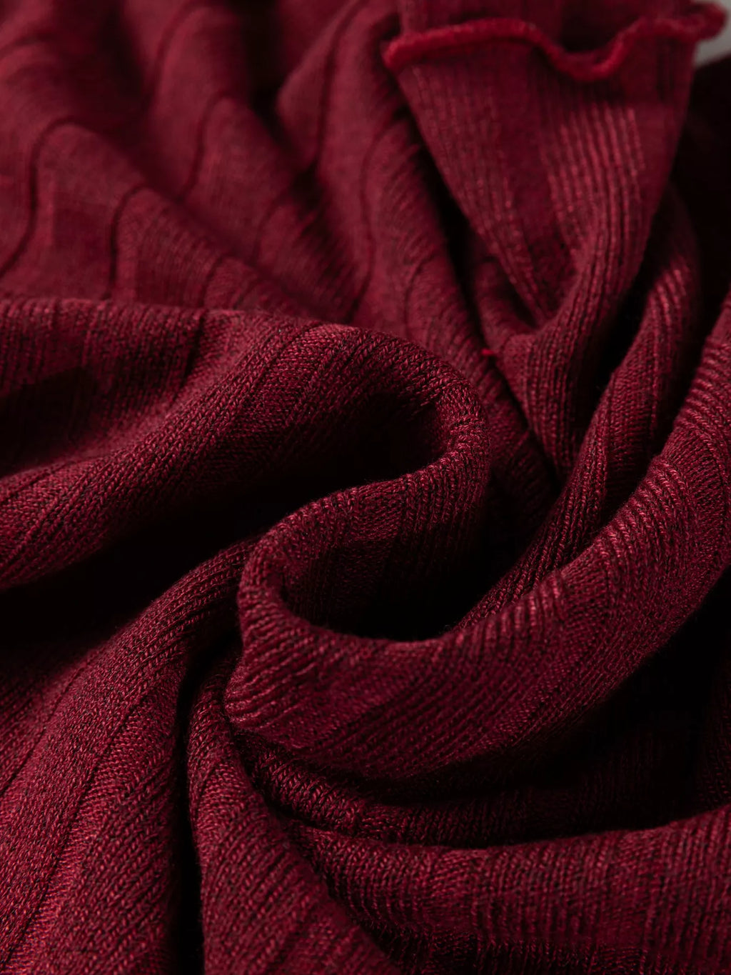 Robe mini maille côtelée col volant - détail du patchwork couture qui ajoute du caractère - Silhouette-chic