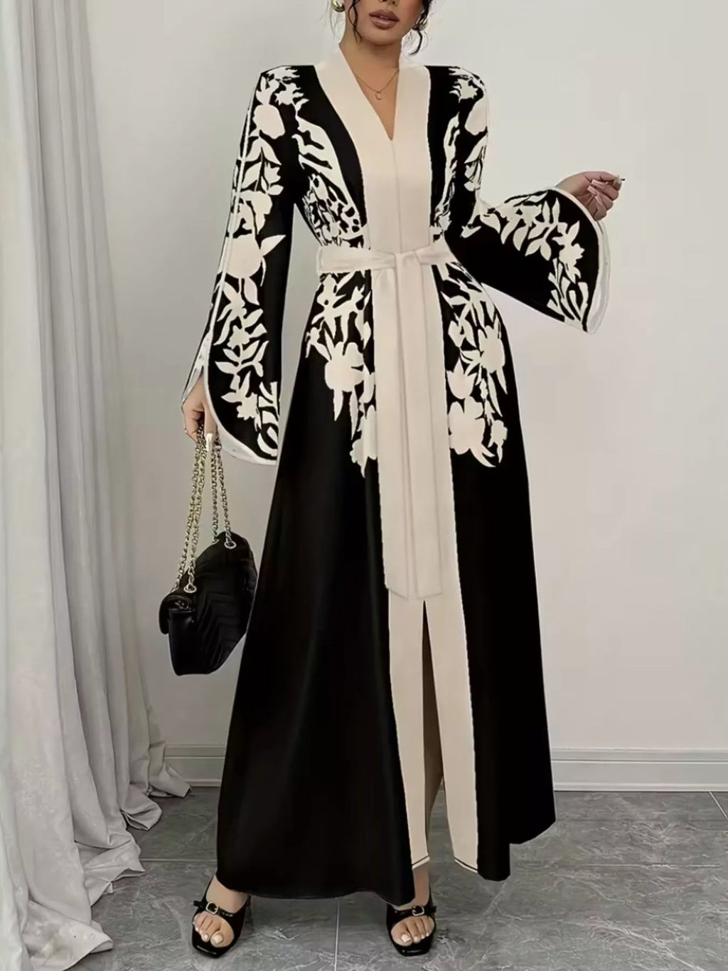 Détail imprimé et ceinture de la robe maxi BLACK-COAT - gros plan sur le motif vibrant et la ceinture à nouer, montrant la qualité du tissu coton-élasthanne et les détails sophistiqués de cette pièce bohème élégante
