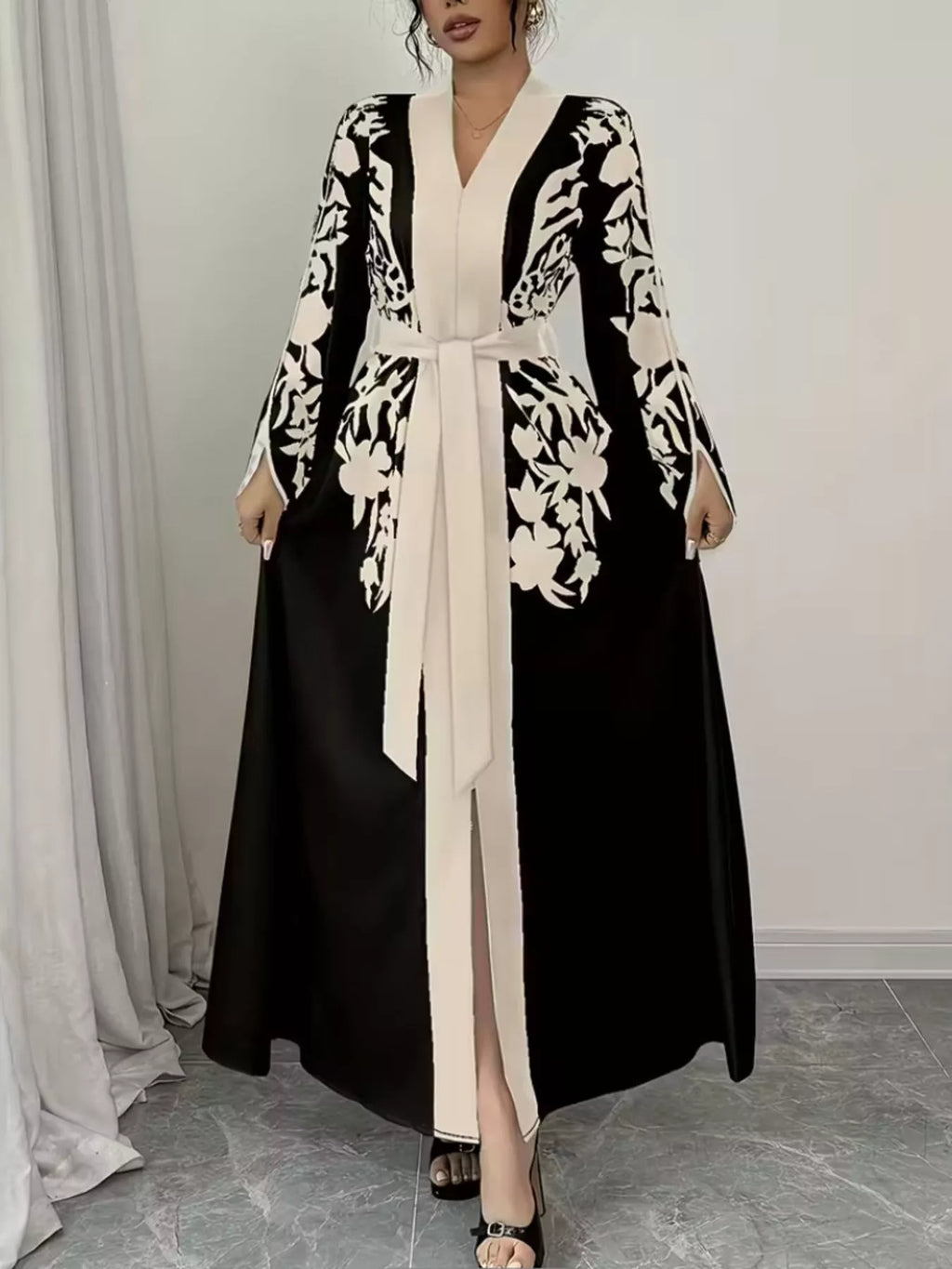 Robe maxi imprimée BLACK-COAT portée en mouvement - vue dynamique illustrant comment la fente latérale crée du mouvement gracieux, la ceinture sculpte la silhouette et l'élégance bohème de cette robe estivale polyvalente
