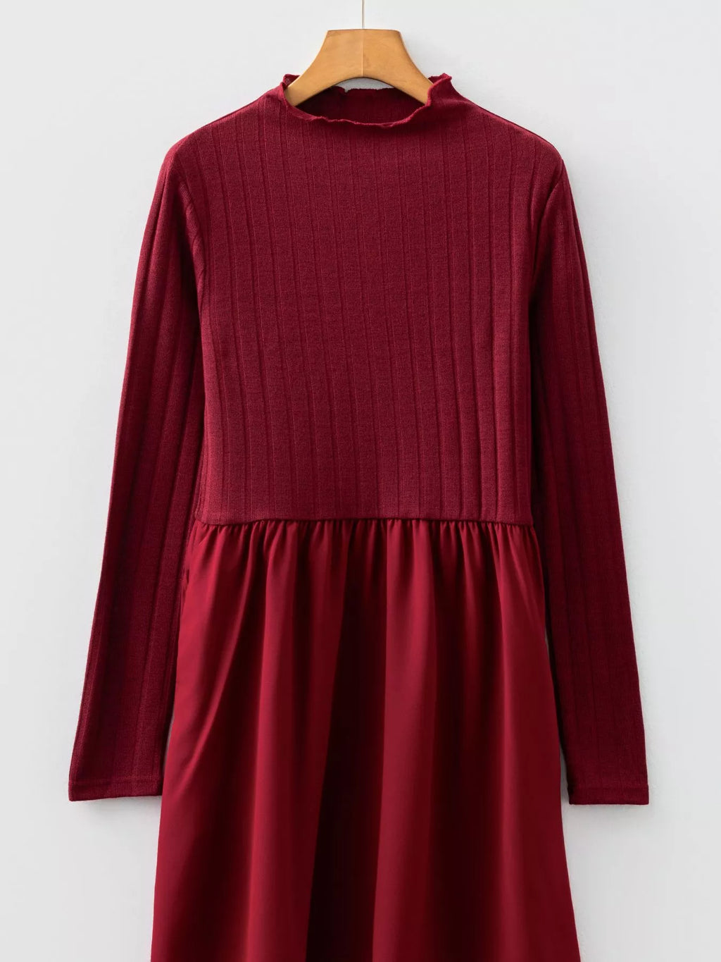 Robe mini maille côtelée col volant - détail de la maille côtelée texturée et de l'élasticité confortable -Silhouette-chic