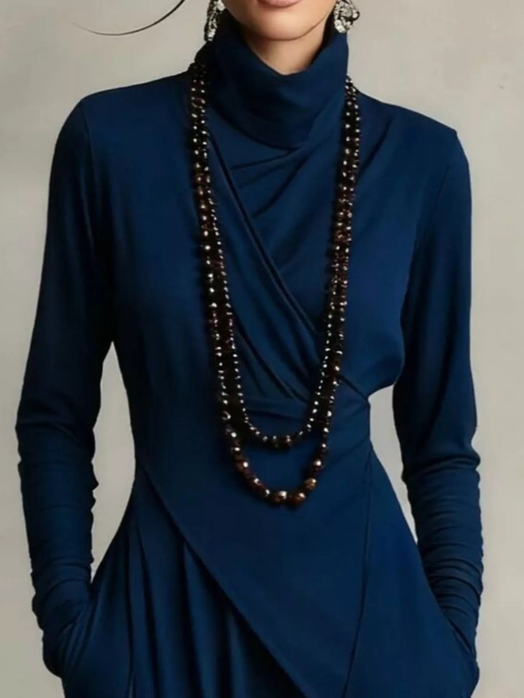 Robe col roulé ourlet irrégulier - vue rapprochée de l'ourlet asymétrique créant un mouvement captivant et une silhouette architecturale distinctive - BLACK-COAT