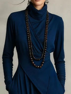 Robe col roulé ourlet irrégulier - vue rapprochée de l'ourlet asymétrique créant un mouvement captivant et une silhouette architecturale distinctive - BLACK-COAT