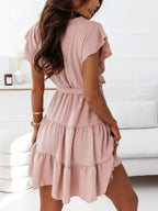 Robe mini étagée manches volantées avec ceinture à nouer - vue arrière montrant le design étagé dos, volants romantiques, ceinture nouée dans le dos, coupe mini élégante polyvalente - BLACK-COAT
