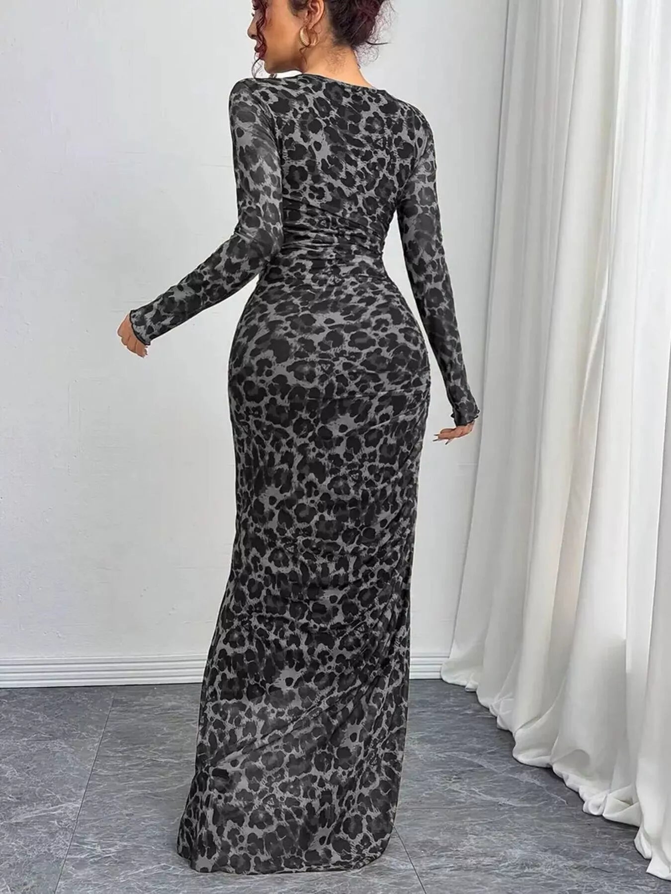 Robe maxi léopard froncée BLACK-COAT - vue arrière dévoilant la coupe impeccable bodycon, les détails froncés qui flattent la silhouette, et la sophistication féline de cette pièce statement pour occasions spéciales
