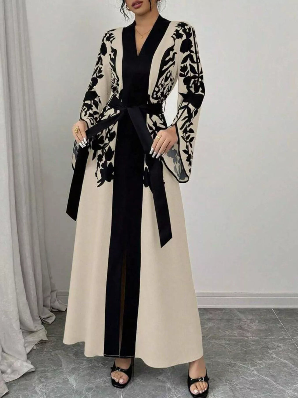 Robe maxi imprimée ceinture à nouer taille BLACK-COAT - vue de face montrant l'imprimé vibrant estival, la ceinture à nouer flatteuse qui marque la taille, la fente latérale élégante et la longueur maxi sophistiquée parfaite pour occasions estivales
