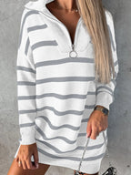 Robe pull mini rayée - vue de profil révélant la ligne décontractée, le motif rayé tendance et le détail du col zippé - BLACK-COAT
