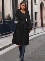 Robe Asymétrique Col Noué Manches Longues Butonnée - Élégance Moderne | Silhouette-Chic