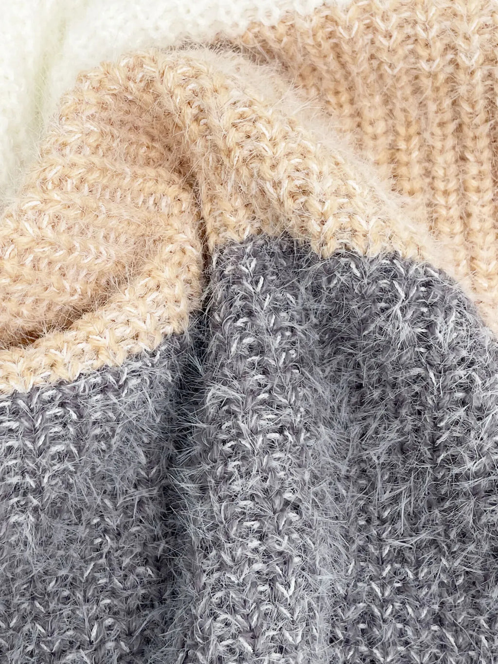 🧶 Robe pull color block BLACK-COAT - gros plan sur la texture de la maille tricotée premium 95% acrylique 5% spandex, montrant la qualité du tricot, la douceur du tissu et l'élasticité légère confortable ✨
