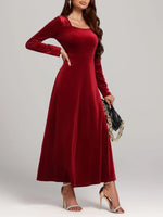 Robe Velours Col Carré - Sophistication Intemporelle & Glamour | Silhouette-Chic