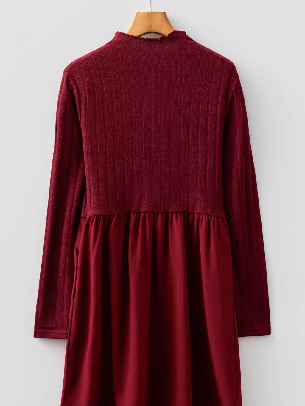 Robe mini maille côtelée col volant - vue complète illustrant la silhouette flatteuse et élégante -Silhouette-chic
