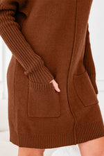 Geripptes Strickkleid mit Stehkragen – Strick mit Taschen und langen Ärmeln