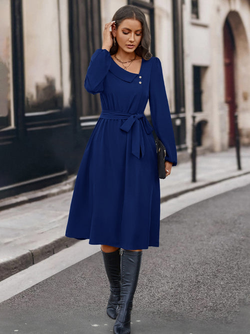 Asymmetrisches Kleid mit Bindekragen, langen Ärmeln und Knopfverschluss – Raffinierte, moderne Eleganz