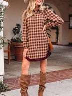 Robe chemise à carreaux Black-Coat portée en mouvement - vue dynamique illustrant la fluidité du tissu et l'élégance des volants à l'ourlet pour un style bohème chic accessible
