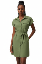 Robe chemise mini boutonnée col chemisier pointu avec poche poitrine patch, boutonnage frontal complet et ceinture nouée sculpturale en vert militaire - vue de face complète sur fond blanc studio montrant la silhouette élégante et utilitaire chic, le tissu 100% polyester en vert militaire tendance - Mannequin en pose confiante et dynamique - Collection mode féminine accessible premium Black-Coat