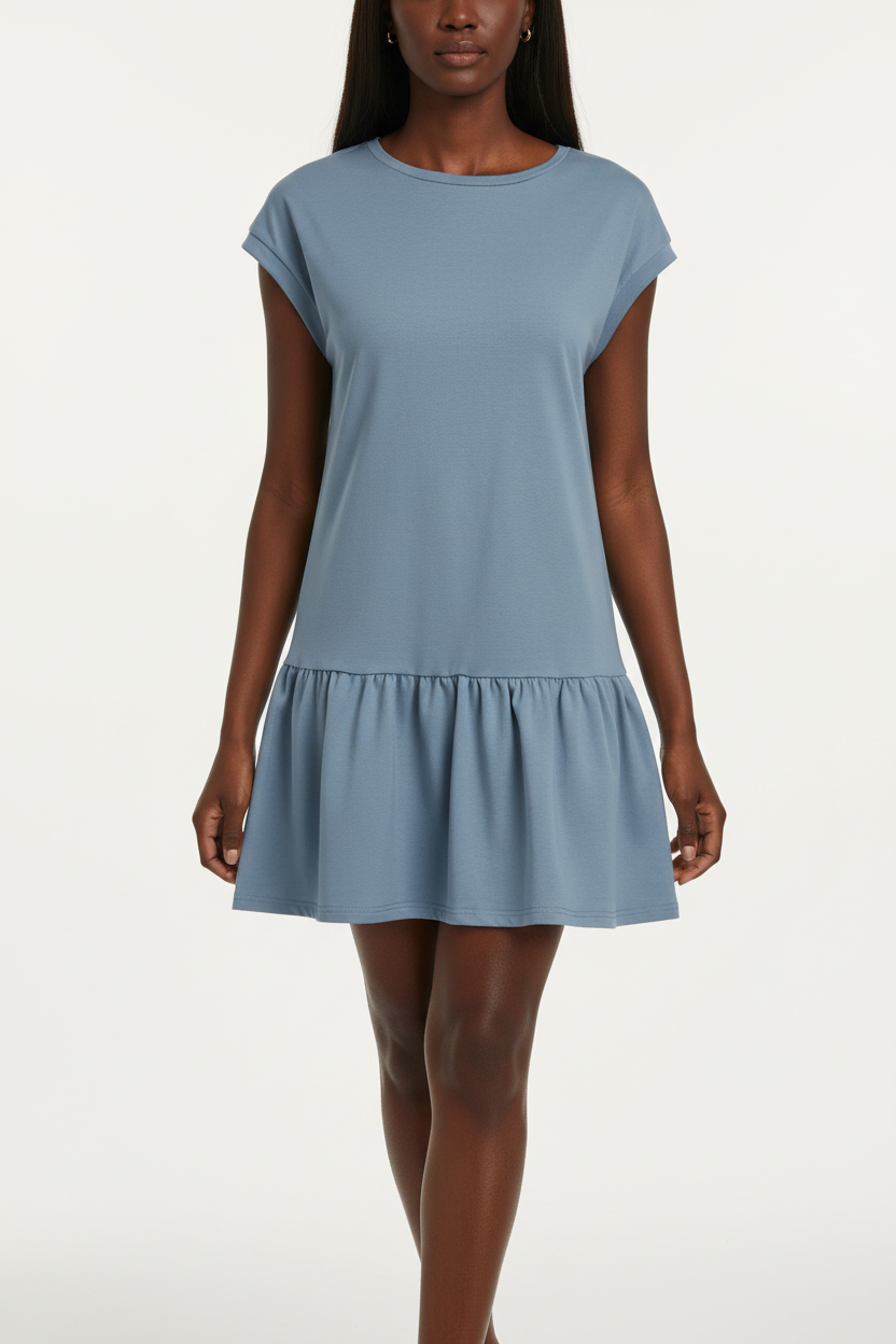 Robe t-shirt mini col rond à manches cap courtes et volant bas en bleu français lumineux - vue de face complète sur fond blanc studio montrant la silhouette décontractée et féminine, le tissu mélangé 50% polyester 45% coton légèrement extensible en bleu français - Mannequin en pose confiante et estivale - Collection mode féminine accessible premium Black-Coat