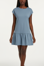 Robe t-shirt mini col rond à manches cap courtes et volant bas en bleu français lumineux - vue de face complète sur fond blanc studio montrant la silhouette décontractée et féminine, le tissu mélangé 50% polyester 45% coton légèrement extensible en bleu français - Mannequin en pose confiante et estivale - Collection mode féminine accessible premium Black-Coat