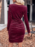 Vue arrière dos robe velours bodycon froncée, tissu velours luxueux de dos, fronces latérales visibles de dos, silhouette moulante ajustée, style glamour et sophistiqué de dos
