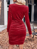 Vue arrière dos robe velours bodycon froncée, tissu velours luxueux de dos, fronces latérales visibles de dos, silhouette moulante ajustée, style glamour et sophistiqué de dos
