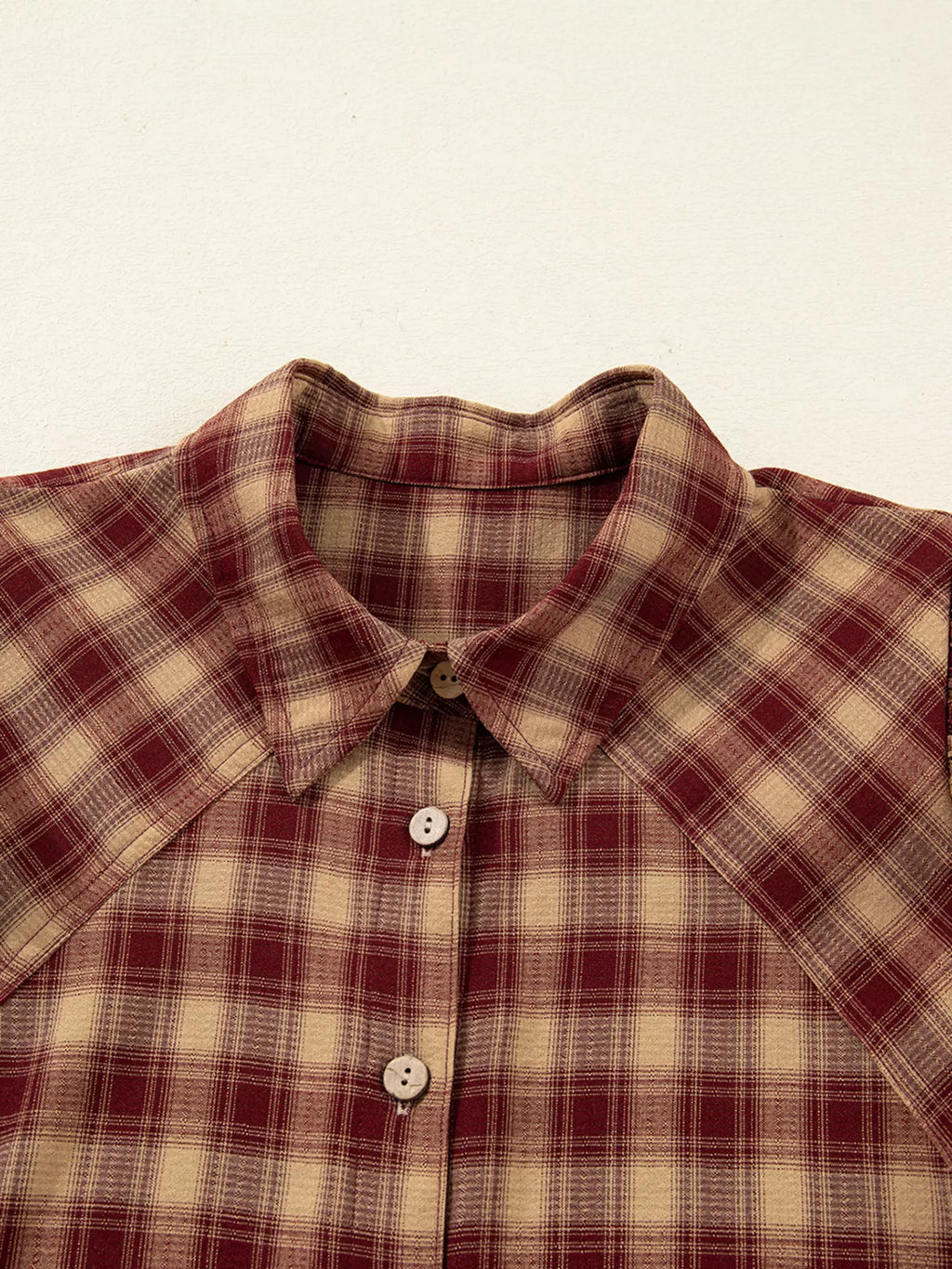 Détail du col et de l'encolure de la robe chemise à carreaux - vue rapprochée montrant la finition impeccable du col chemise classique, signature des robes de qualité Black-Coat
