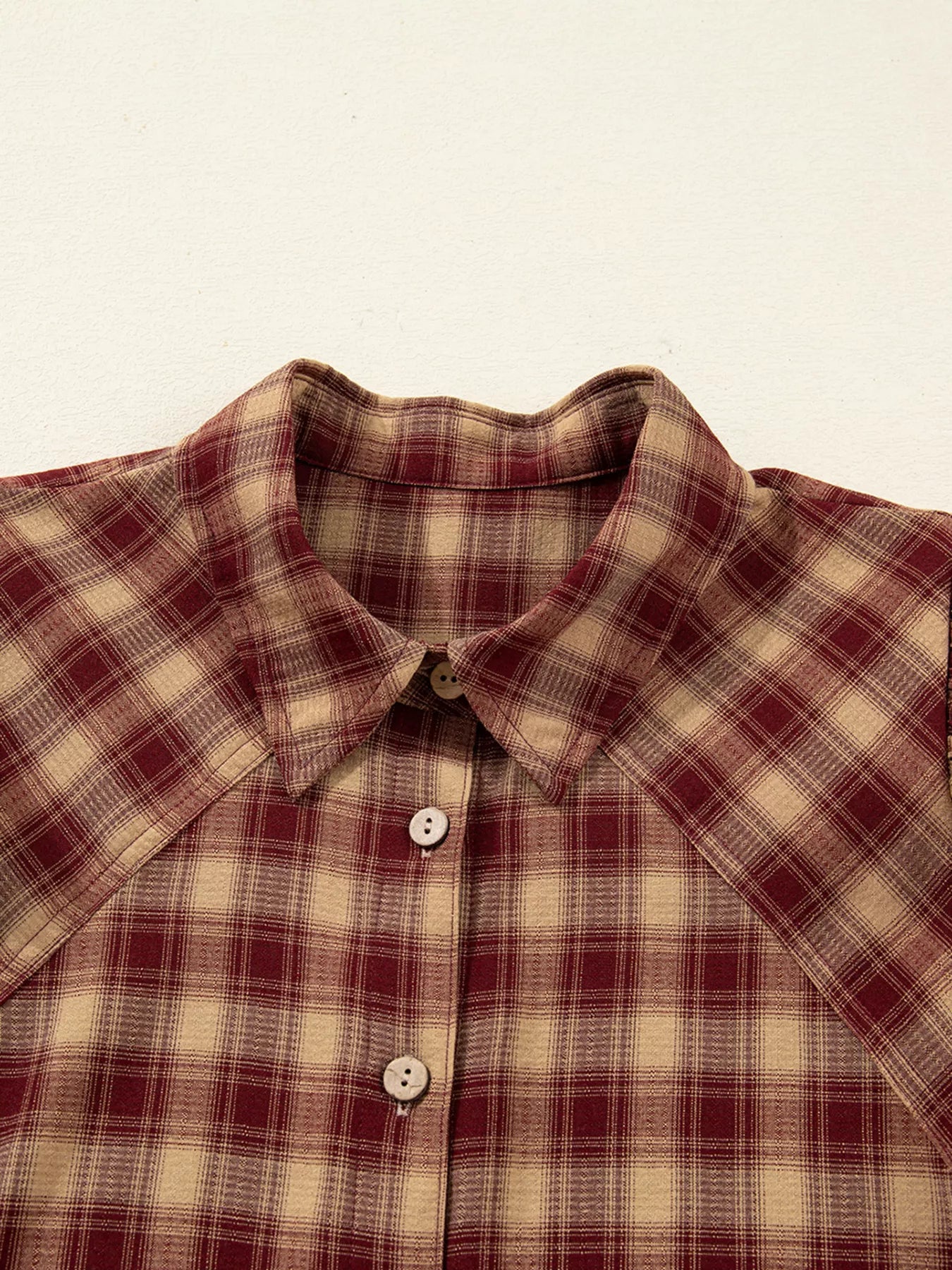 Détail du col et de l'encolure de la robe chemise à carreaux - vue rapprochée montrant la finition impeccable du col chemise classique, signature des robes de qualité Black-Coat
