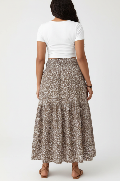 Vue arrière de la jupe longue fleurie smockée mocha marron sur fond blanc studio - dos révélant la ceinture smockée élastique sophistiquée qui s'adapte parfaitement à toutes les morphologies grande taille, et les volants étagés fluides en imprimé floral ditsy mocha - Détail du design romantique et confortable - Style boho Silhouette-Chic