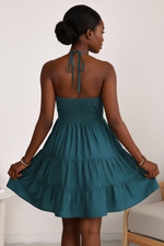Robe Mini Halter Smockée Col V À Volants Étagés - Douceur Estivale | Silhouette-Chic