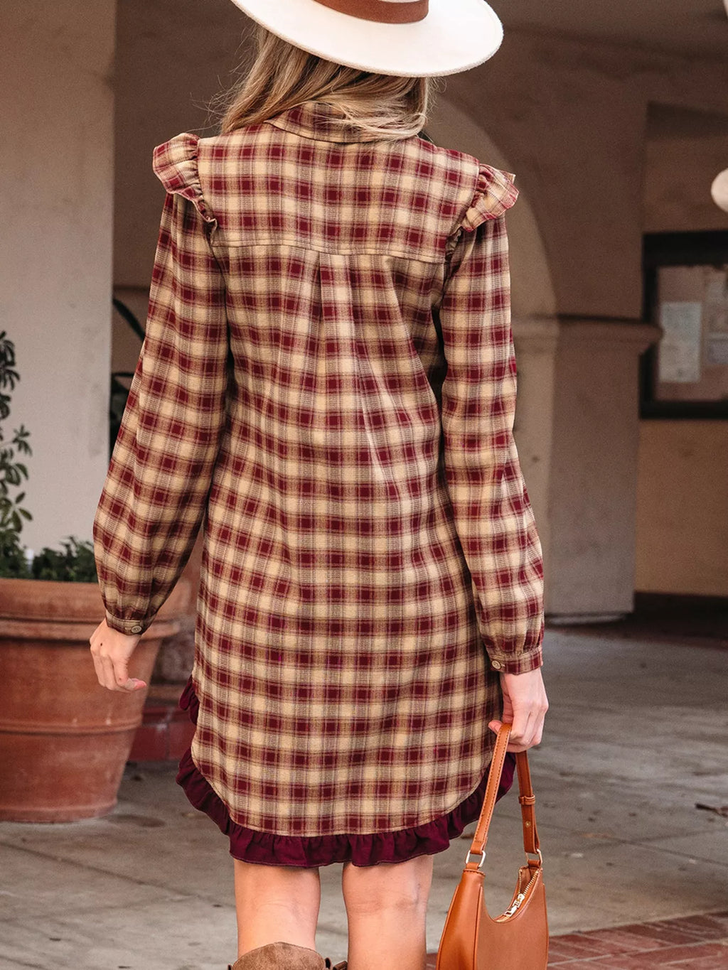 Robe chemise mini Black-Coat à motif tartan - vue arrière dévoilant l'ourlet à volants patchwork et la longueur mini tendance pour un look féminin élégant
