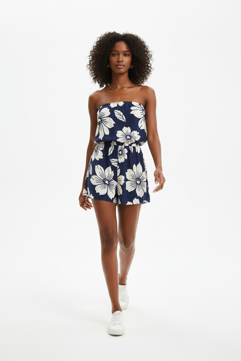  Combinaison Bustier Florale Bohème – L'Art de Vivre en Couleurs
Alt : Mannequin portant une combinaison bustier courte crème à imprimé floral bohème multicolore — grandes fleurs rouges, oranges, bleues et vertes avec bordure ethnique en bas, haut bandeau élastique, taille cintrée, short intégré, en marche sur fond blanc. Tenue estivale festive et féminine idéale pour festival, soirée ou escapade.