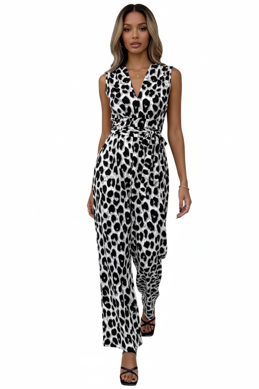 Combinaison Léopard Blanc & Noir – L'Instinct de la Mode
 Mannequin portant une combinaison palazzo léopard blanc et noir sans manches — décolleté V profond, taille froncée avec ceinture à nouer, jambes larges palazzo en mouvement sur fond blanc. Combinaison chic et audacieuse, idéale pour soirée, cocktail ou sortie urbaine tendance.