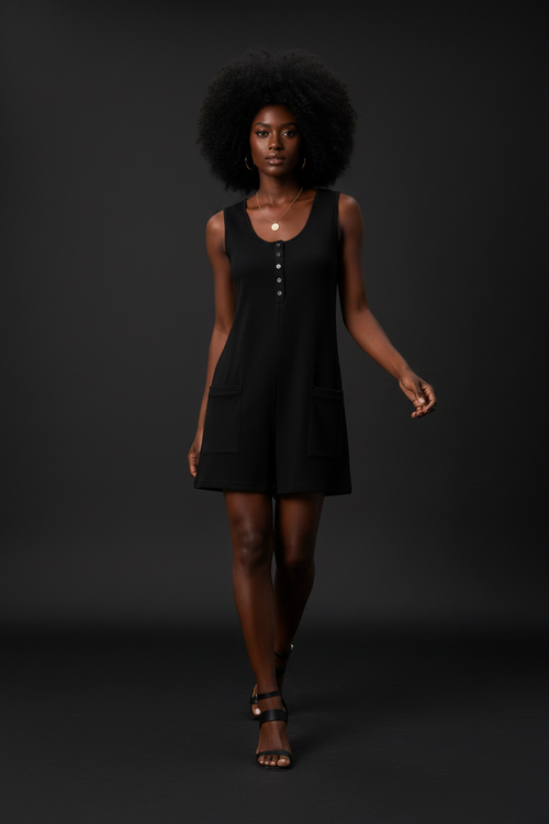Combi-short noir côtelé en mouvement montrant la coupe confortable, le style décontracté et la silhouette flatteuse - 