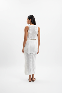 Zweiteiliges, durchbrochenes Strickset – Oberteil mit Rundhalsausschnitt und eleganter Rock mit Schlitz.